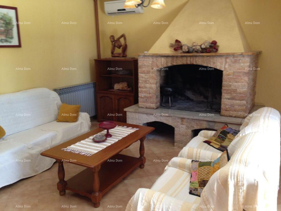 In vendita casa con ampio giardino, a 5 km da Poreč