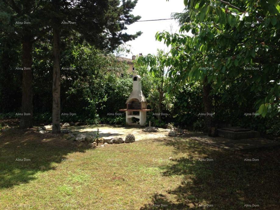 In vendita casa con ampio giardino, a 5 km da Poreč
