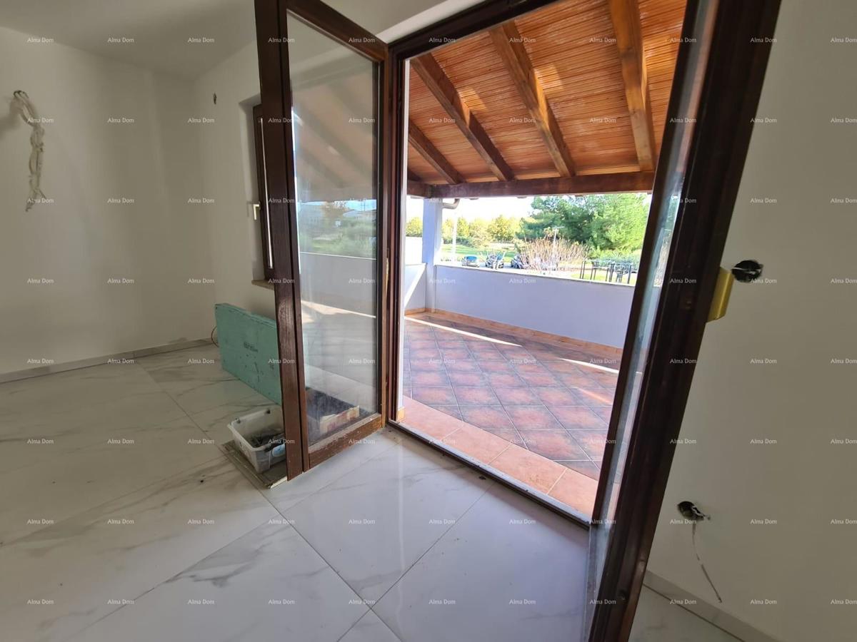 Poreč – appartamento al piano con giardino