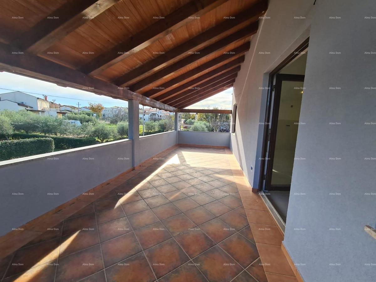 Poreč – appartamento al piano con giardino