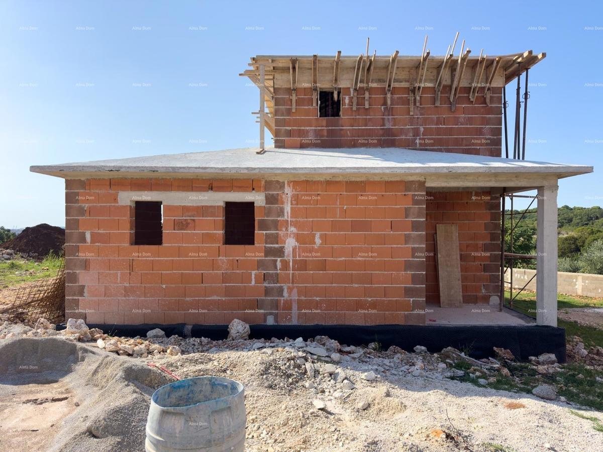 Vendita di una villa con piscina, in costruzione, a Pola!