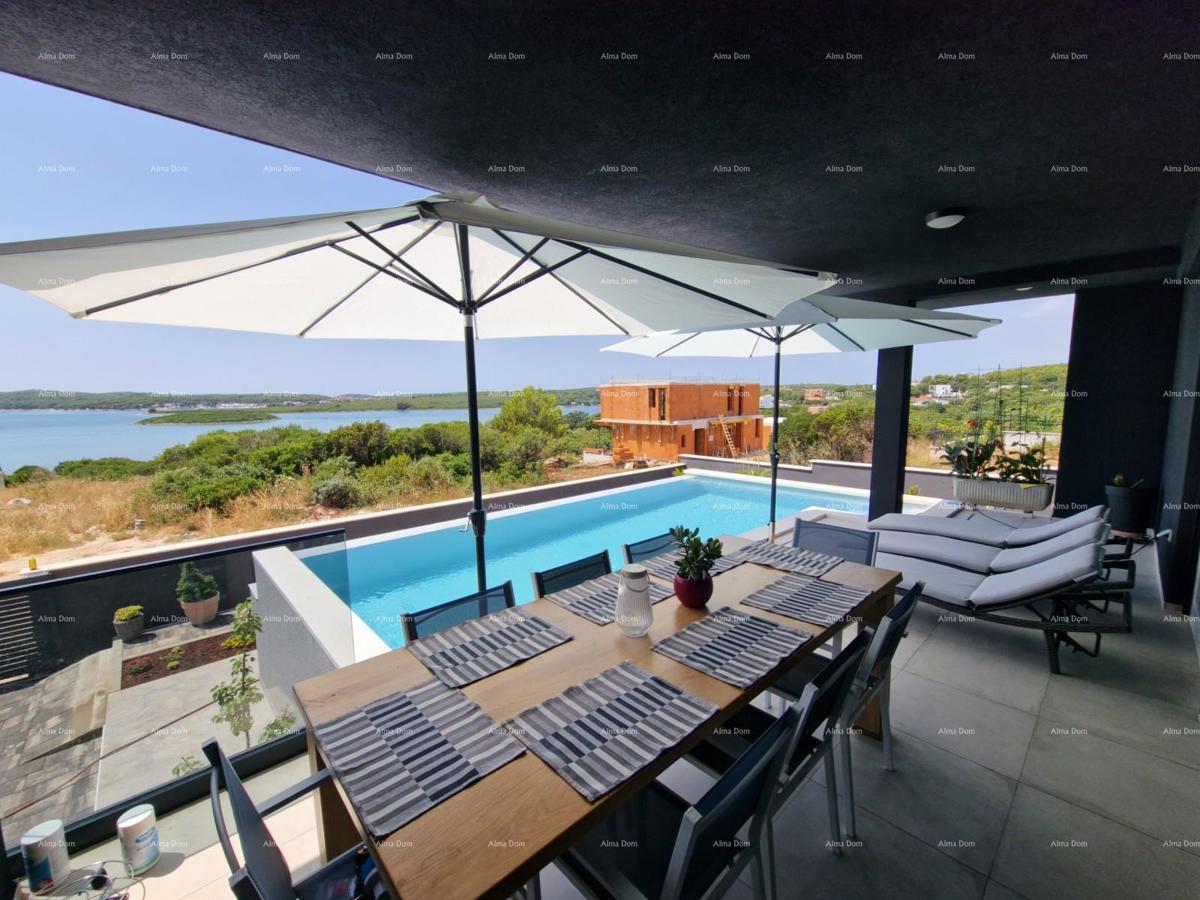 In vendita lussuosa villa a Medulin – 100 m dal mare