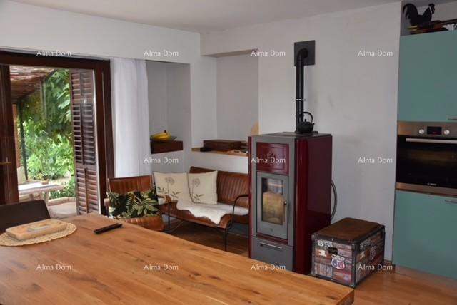 Vendita di una bella casa a duplice famiglia con garage, nei dintorni di Poreč!