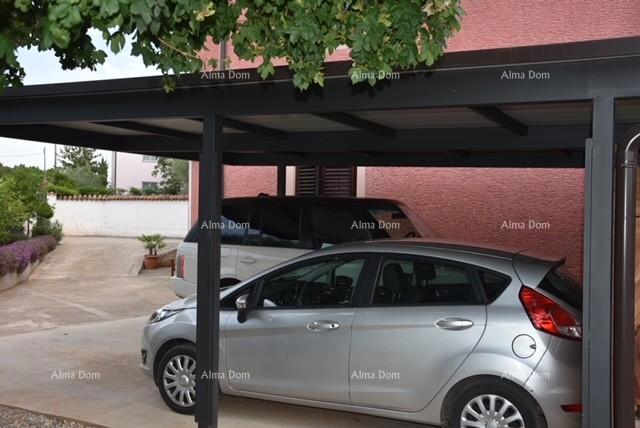 Vendita di una bella casa a duplice famiglia con garage, nei dintorni di Poreč!