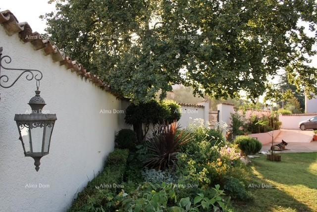 Vendita di una bella casa a duplice famiglia con garage, nei dintorni di Poreč!