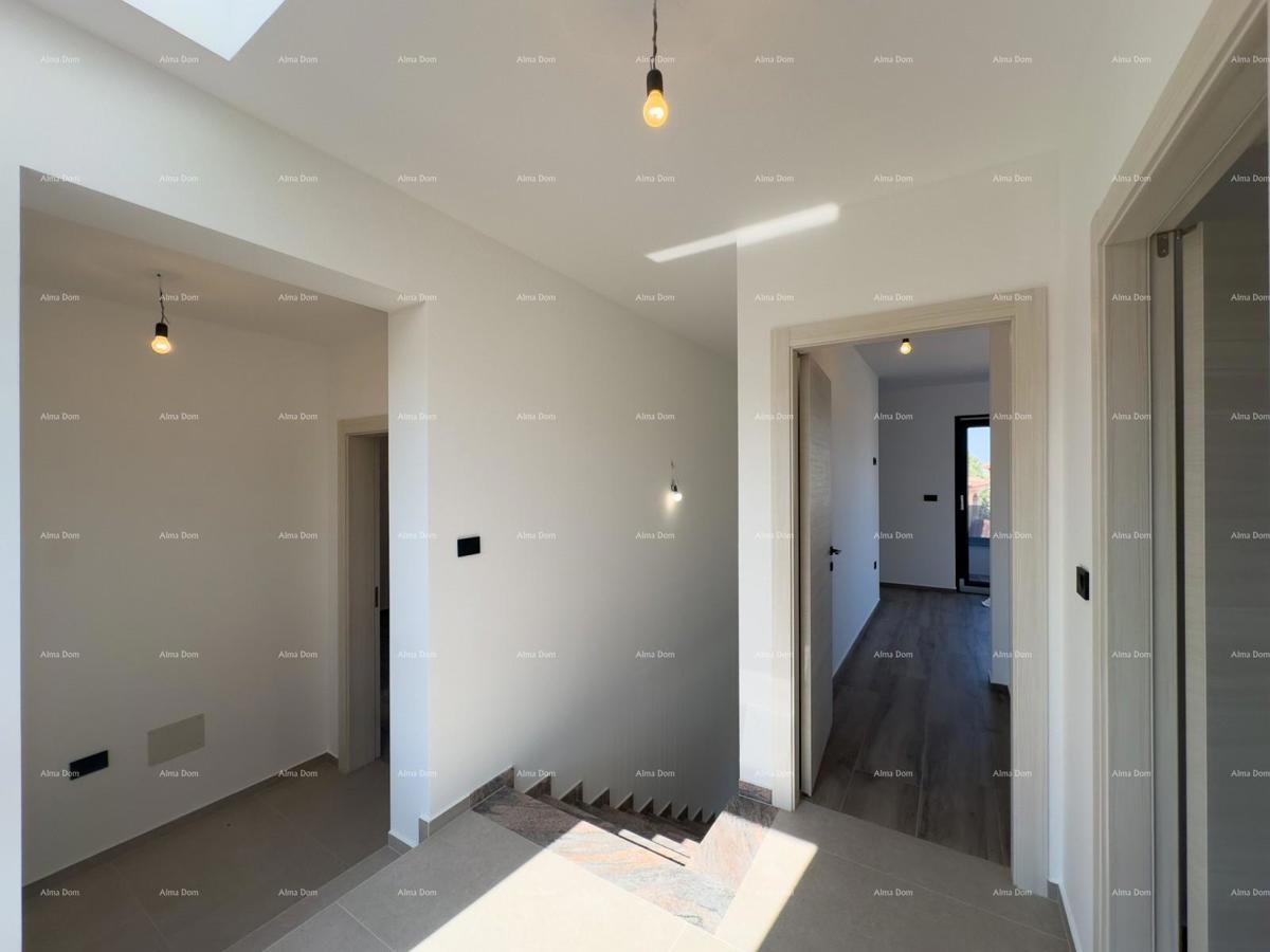 Vendiamo villa bifamiliare con piscina e garage