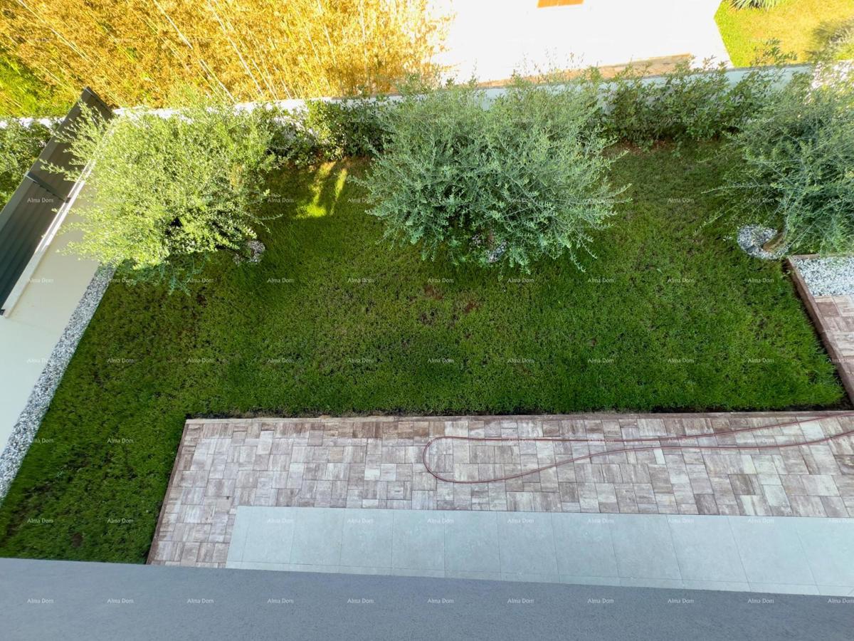 Vendiamo villa bifamiliare con piscina e garage