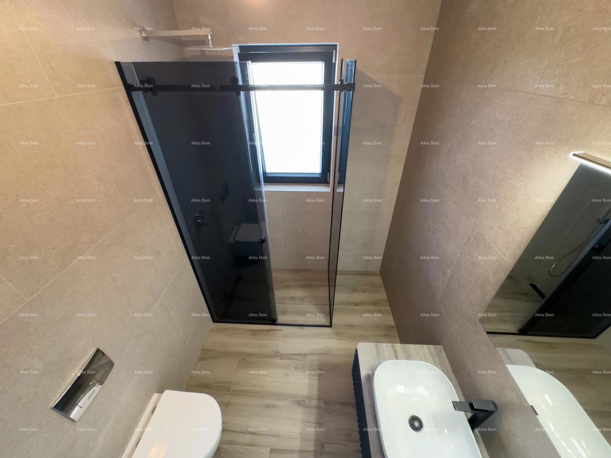 Vendiamo villa bifamiliare con piscina e garage