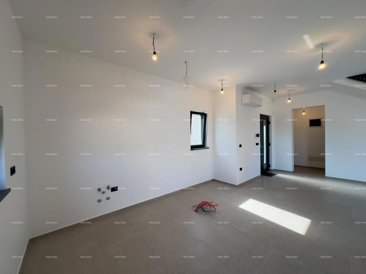 Vendiamo villa bifamiliare con piscina e garage