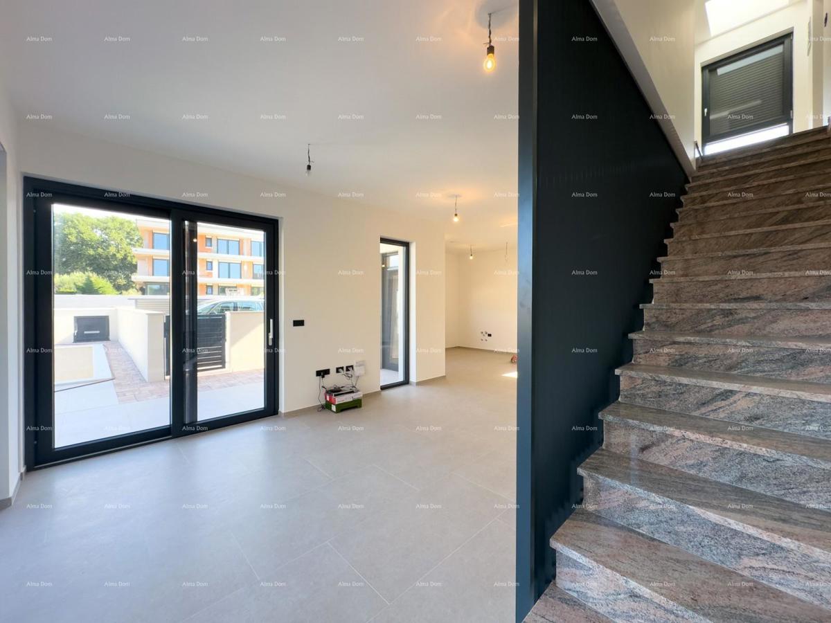 Vendiamo villa bifamiliare con piscina e garage