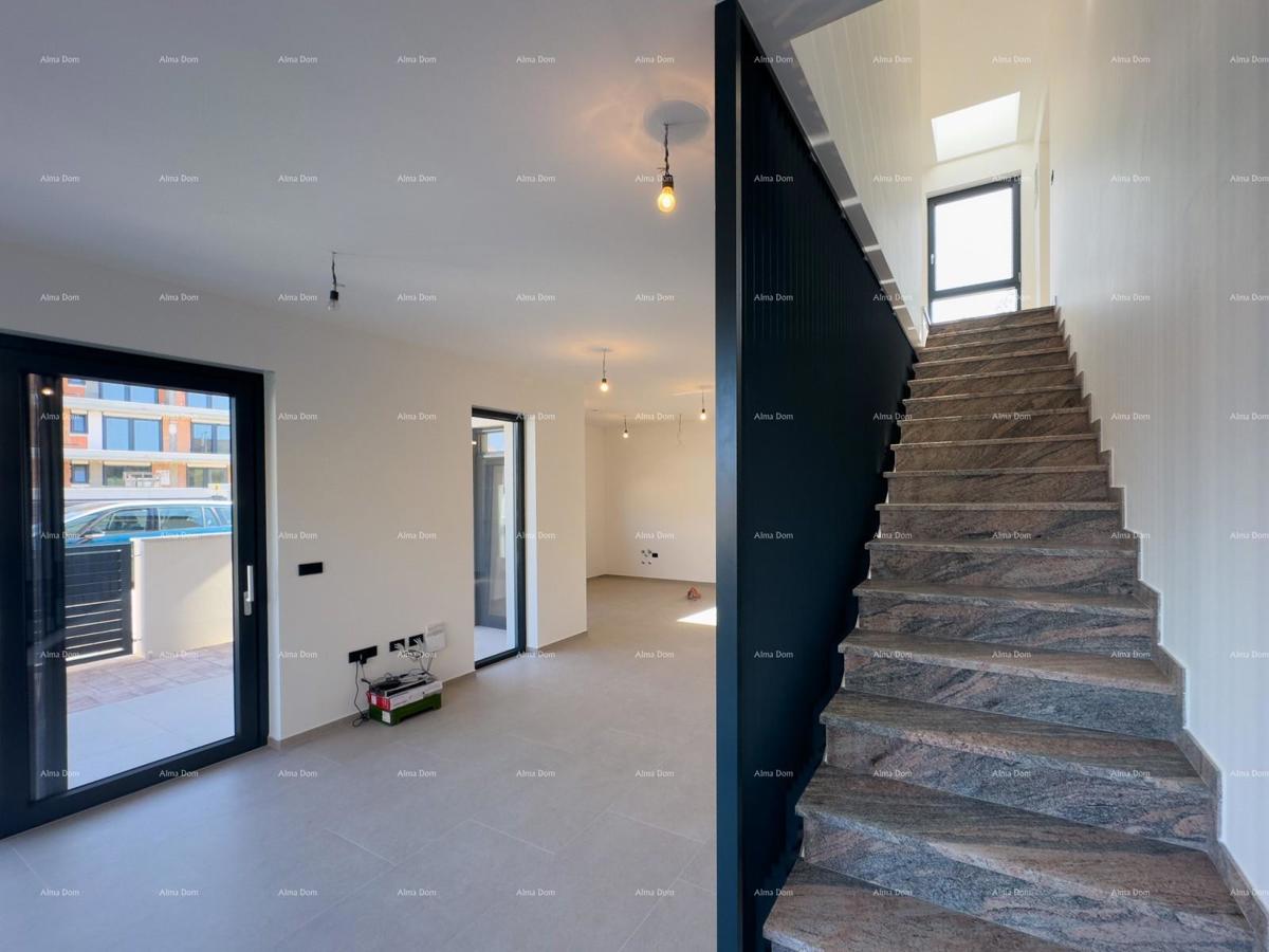 Vendiamo villa bifamiliare con piscina e garage