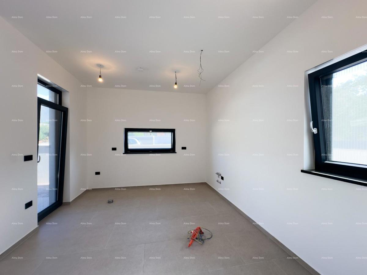 Vendiamo villa bifamiliare con piscina e garage