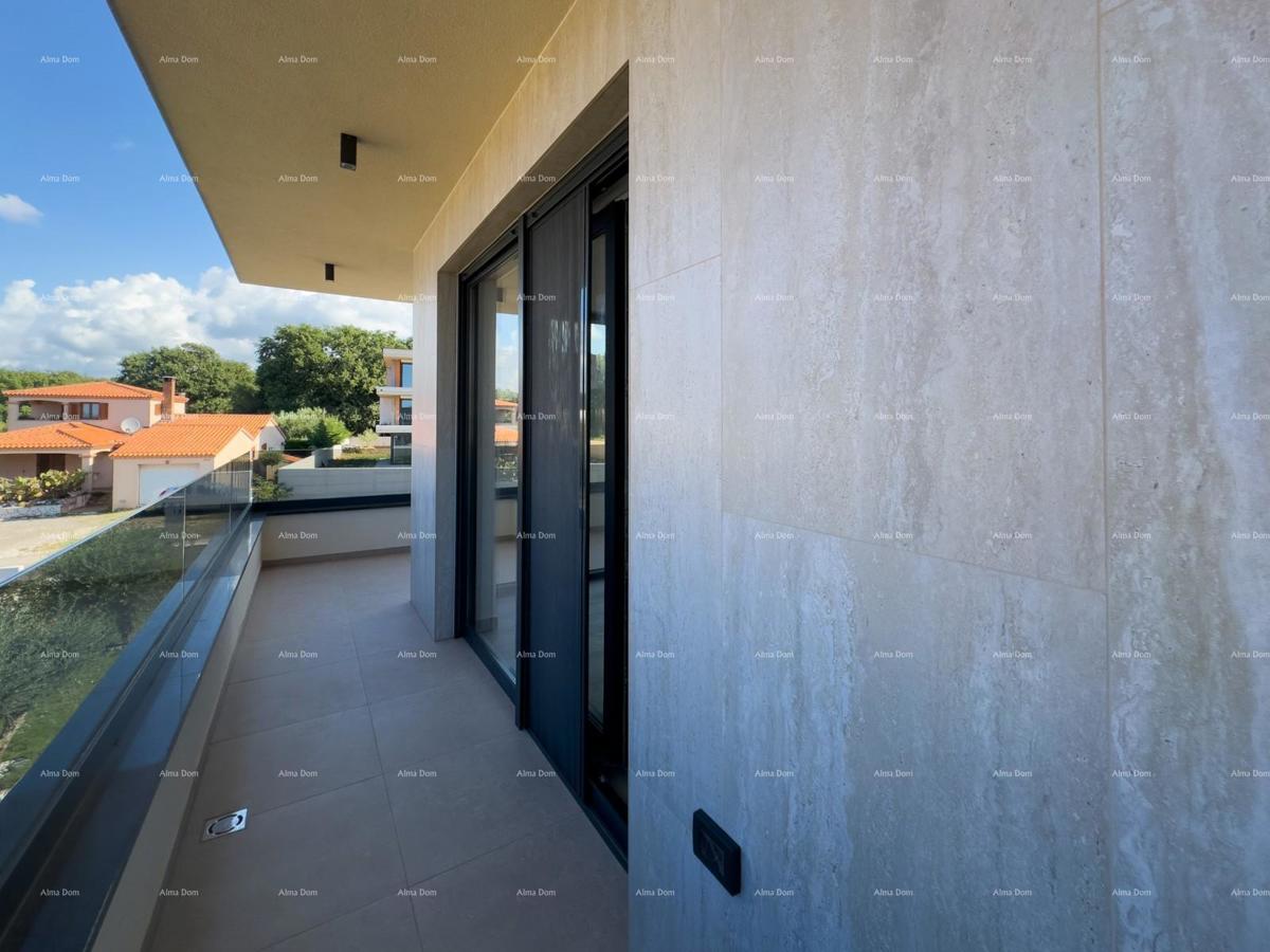 Vendiamo villa bifamiliare con piscina e garage