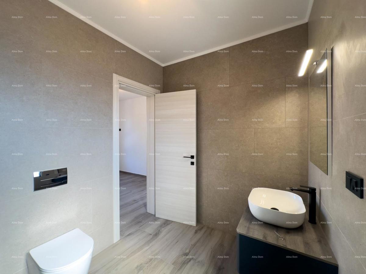 Vendiamo villa bifamiliare con piscina e garage