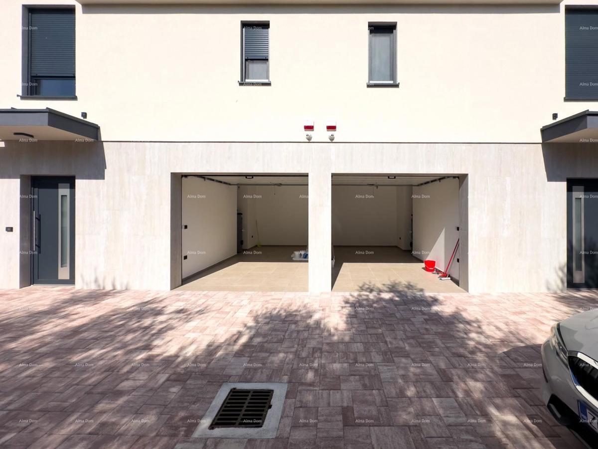 Vendiamo villa bifamiliare con piscina e garage