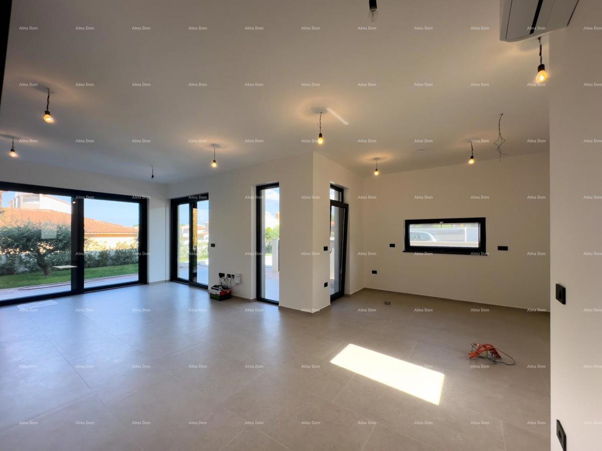 Vendiamo villa bifamiliare con piscina e garage