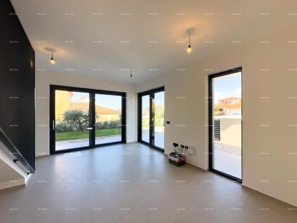 Vendiamo villa bifamiliare con piscina e garage