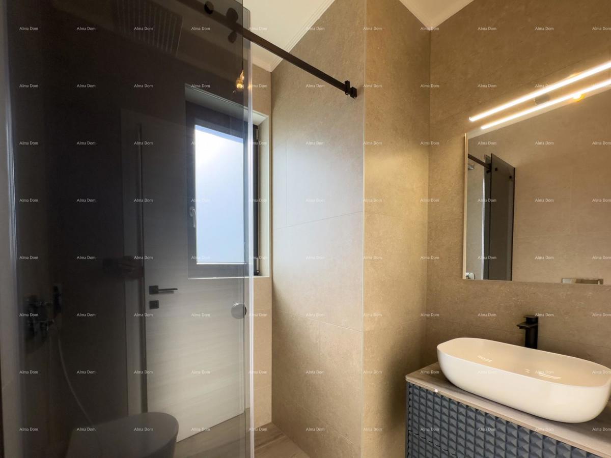 Vendiamo villa bifamiliare con piscina e garage