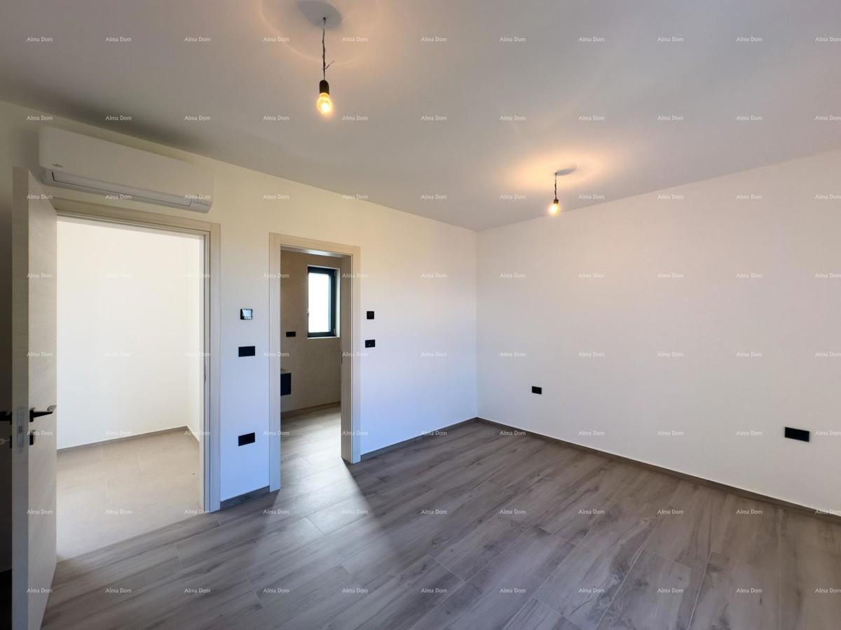 Vendiamo villa bifamiliare con piscina e garage