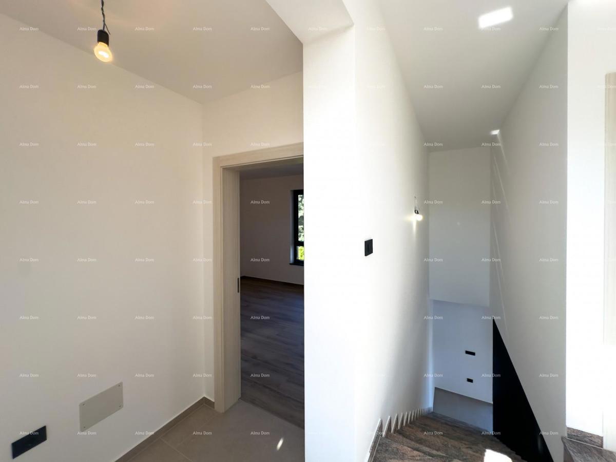 Vendiamo villa bifamiliare con piscina e garage