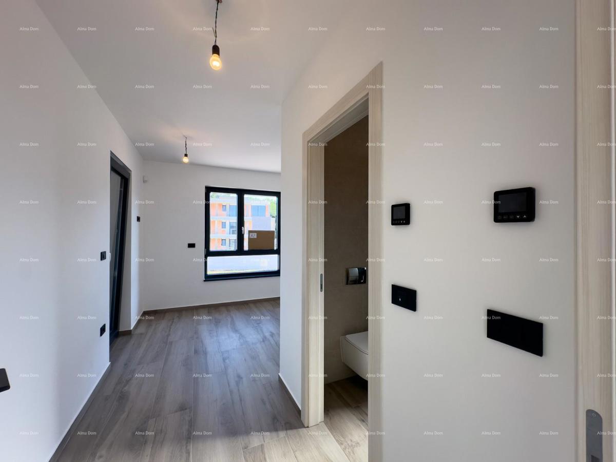 Vendiamo villa bifamiliare con piscina e garage