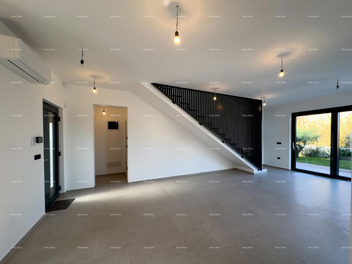 Vendiamo villa bifamiliare con piscina e garage