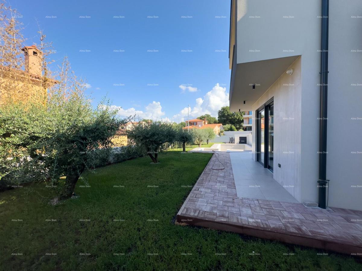 Vendiamo villa bifamiliare con piscina e garage