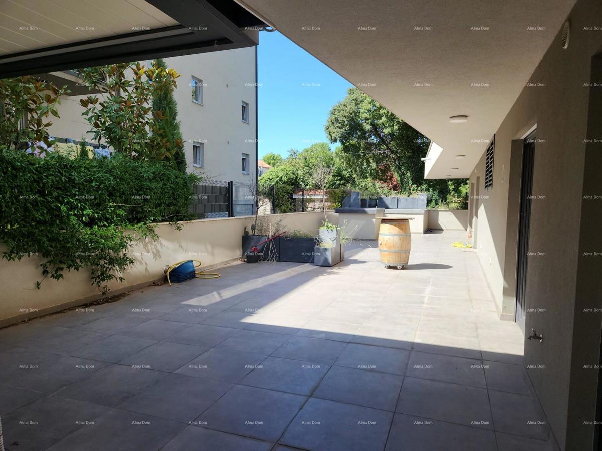 STOJA Moderno appartamento con terrazza di 80 m², a 100 m dal mare a Pola!