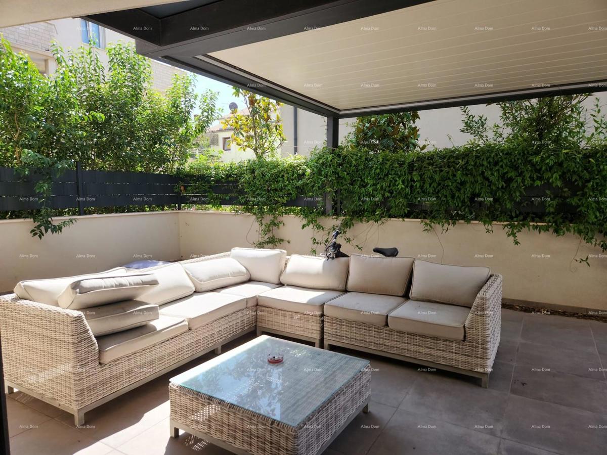 STOJA Moderno appartamento con terrazza di 80 m², a 100 m dal mare a Pola!