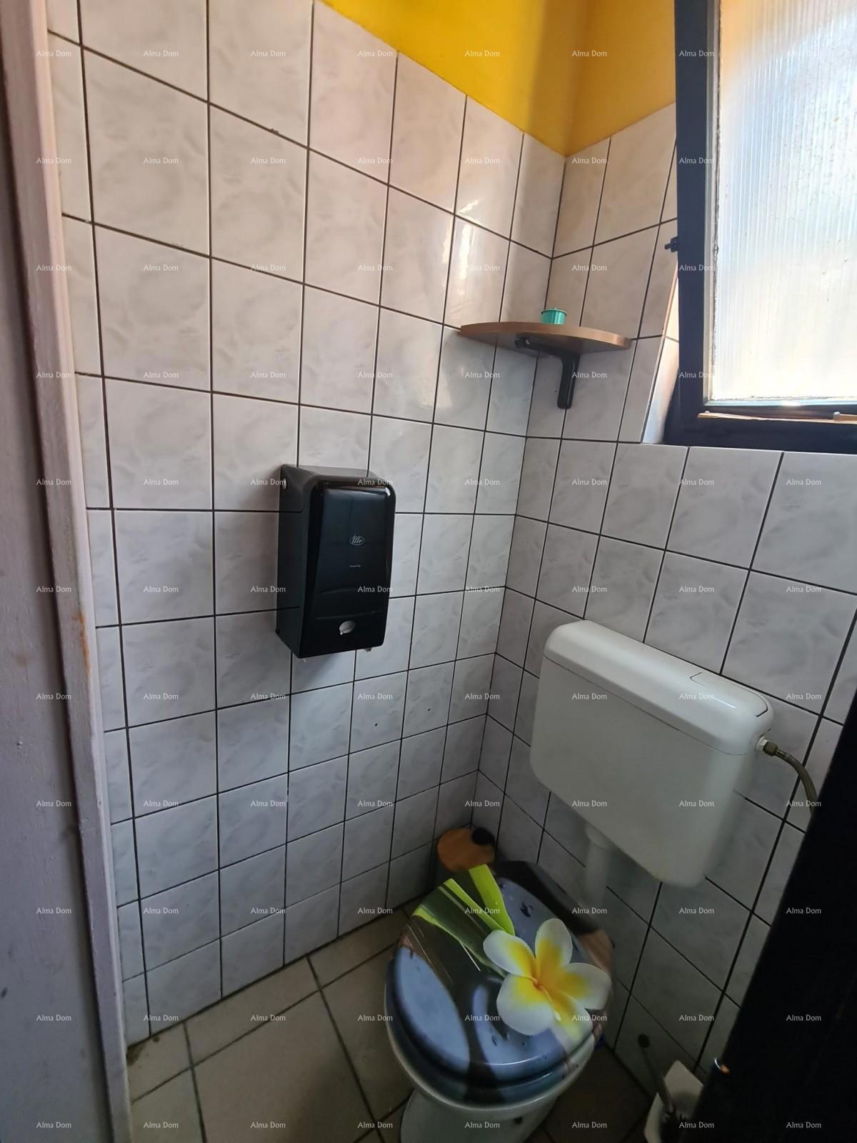 IN VENDITA – SPAZIO COMMERCIALE NEL CENTRO STORICO DI PULA (MERCATO)