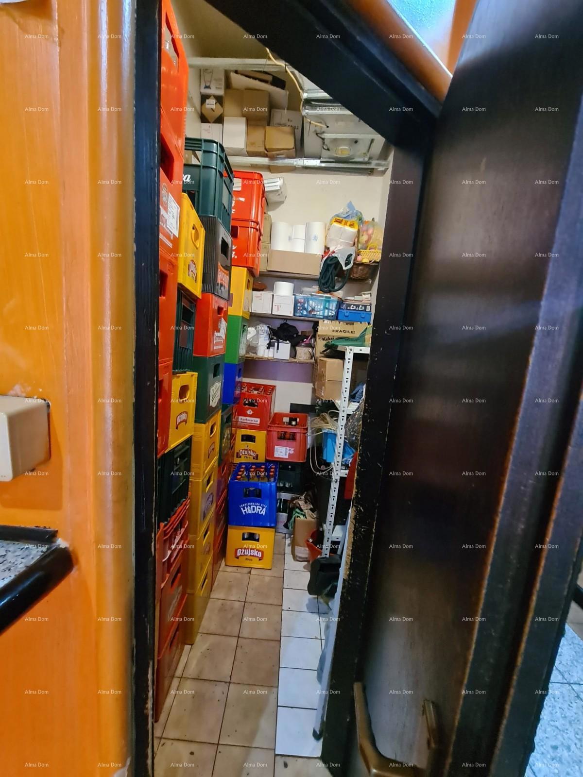 IN VENDITA – SPAZIO COMMERCIALE NEL CENTRO STORICO DI PULA (MERCATO)