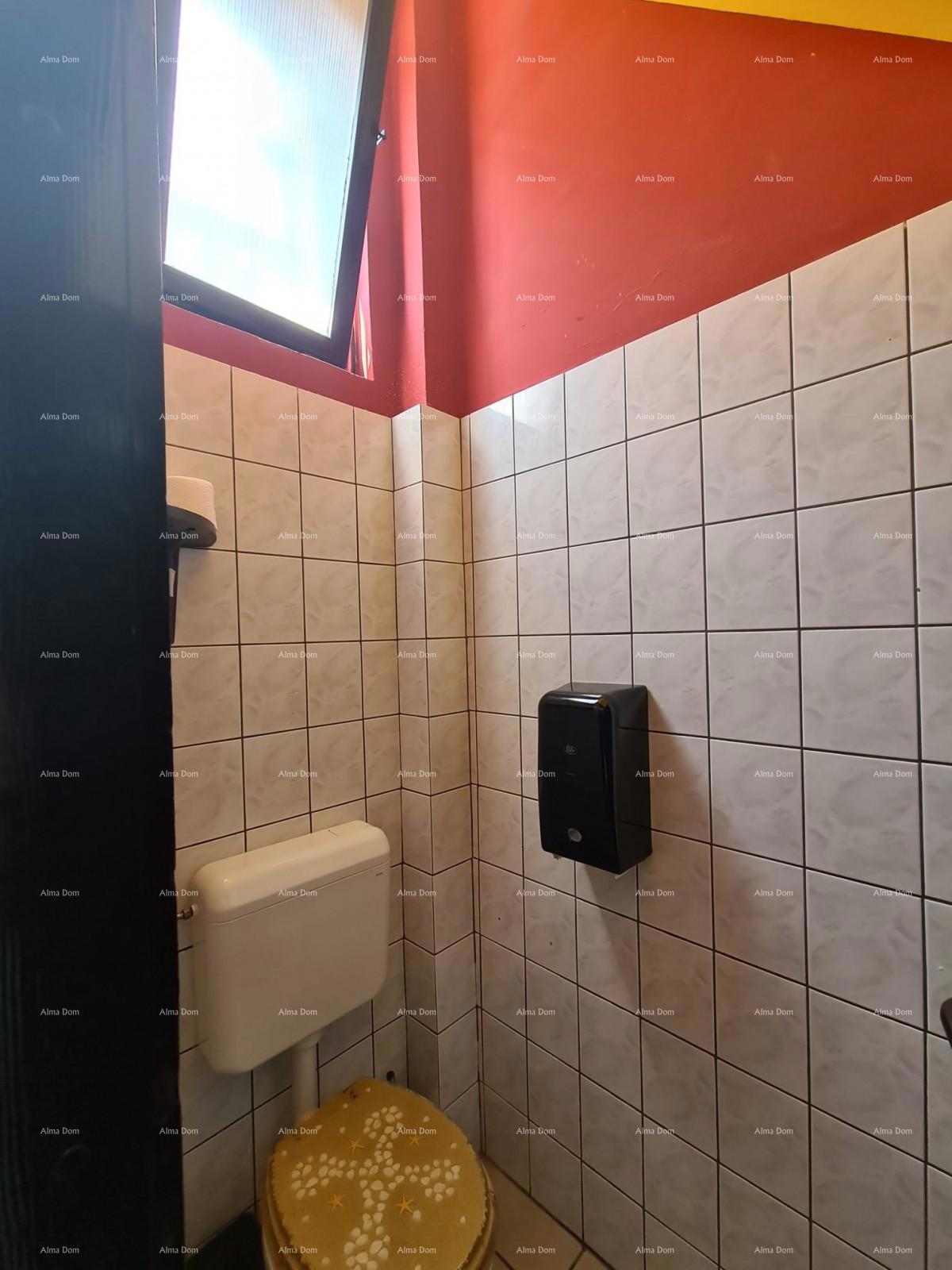 IN VENDITA – SPAZIO COMMERCIALE NEL CENTRO STORICO DI PULA (MERCATO)