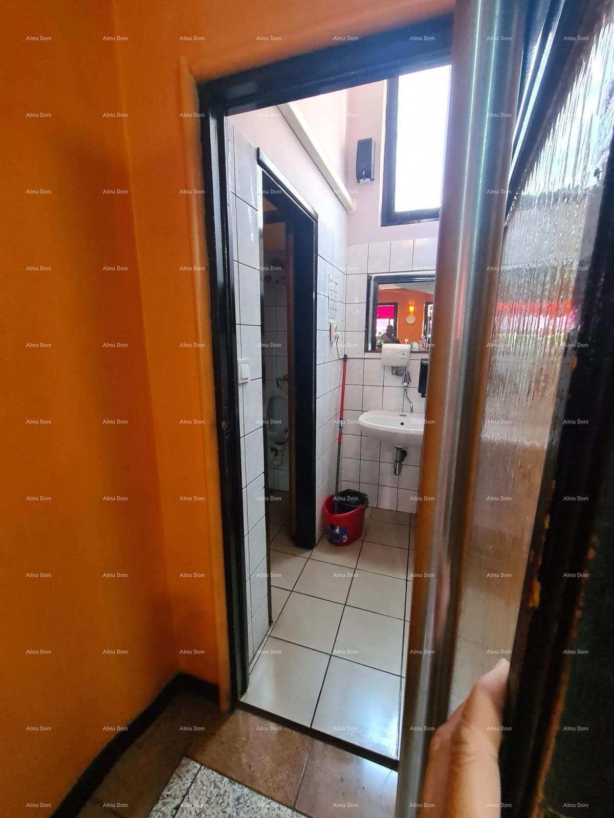 IN VENDITA – SPAZIO COMMERCIALE NEL CENTRO STORICO DI PULA (MERCATO)