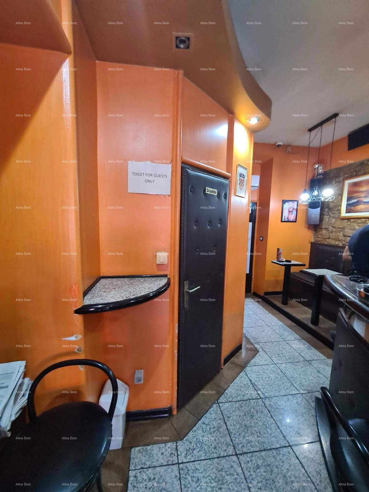 IN VENDITA – SPAZIO COMMERCIALE NEL CENTRO STORICO DI PULA (MERCATO)