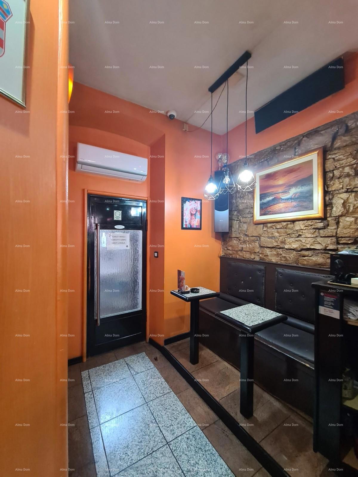 IN VENDITA – SPAZIO COMMERCIALE NEL CENTRO STORICO DI PULA (MERCATO)