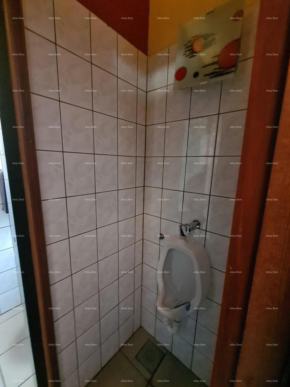 IN VENDITA – SPAZIO COMMERCIALE NEL CENTRO STORICO DI PULA (MERCATO)