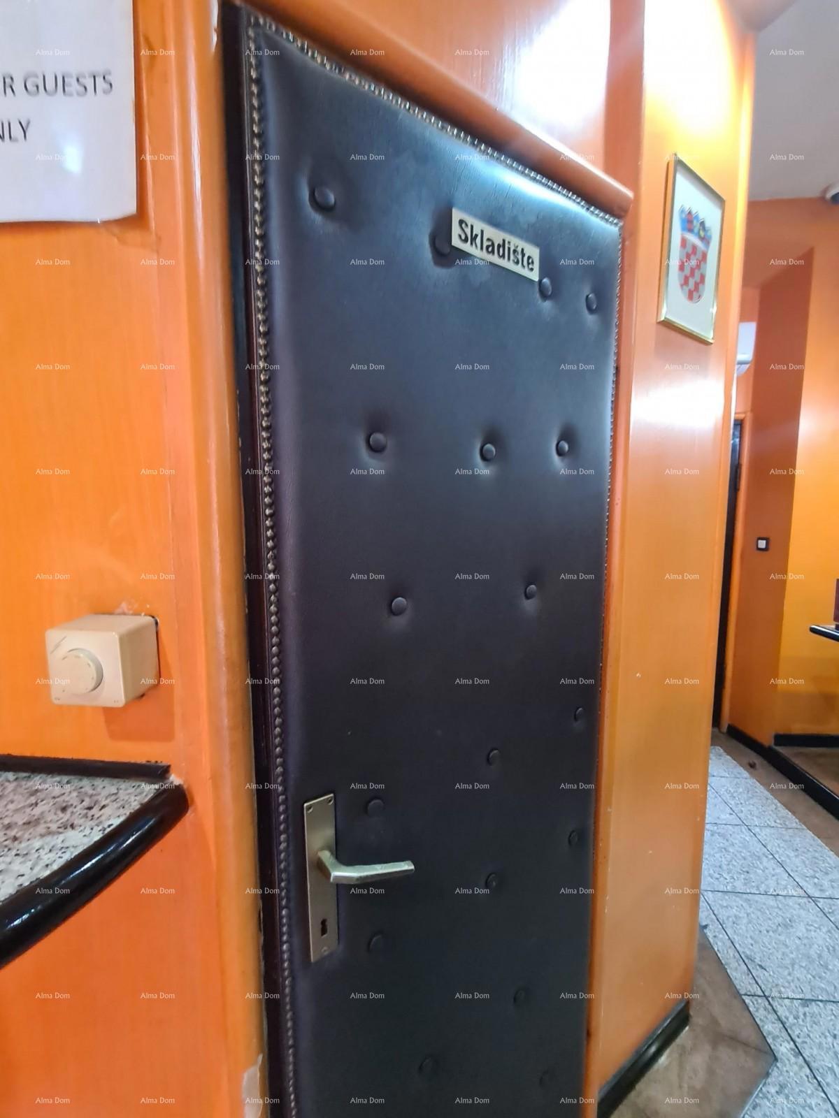 IN VENDITA – SPAZIO COMMERCIALE NEL CENTRO STORICO DI PULA (MERCATO)