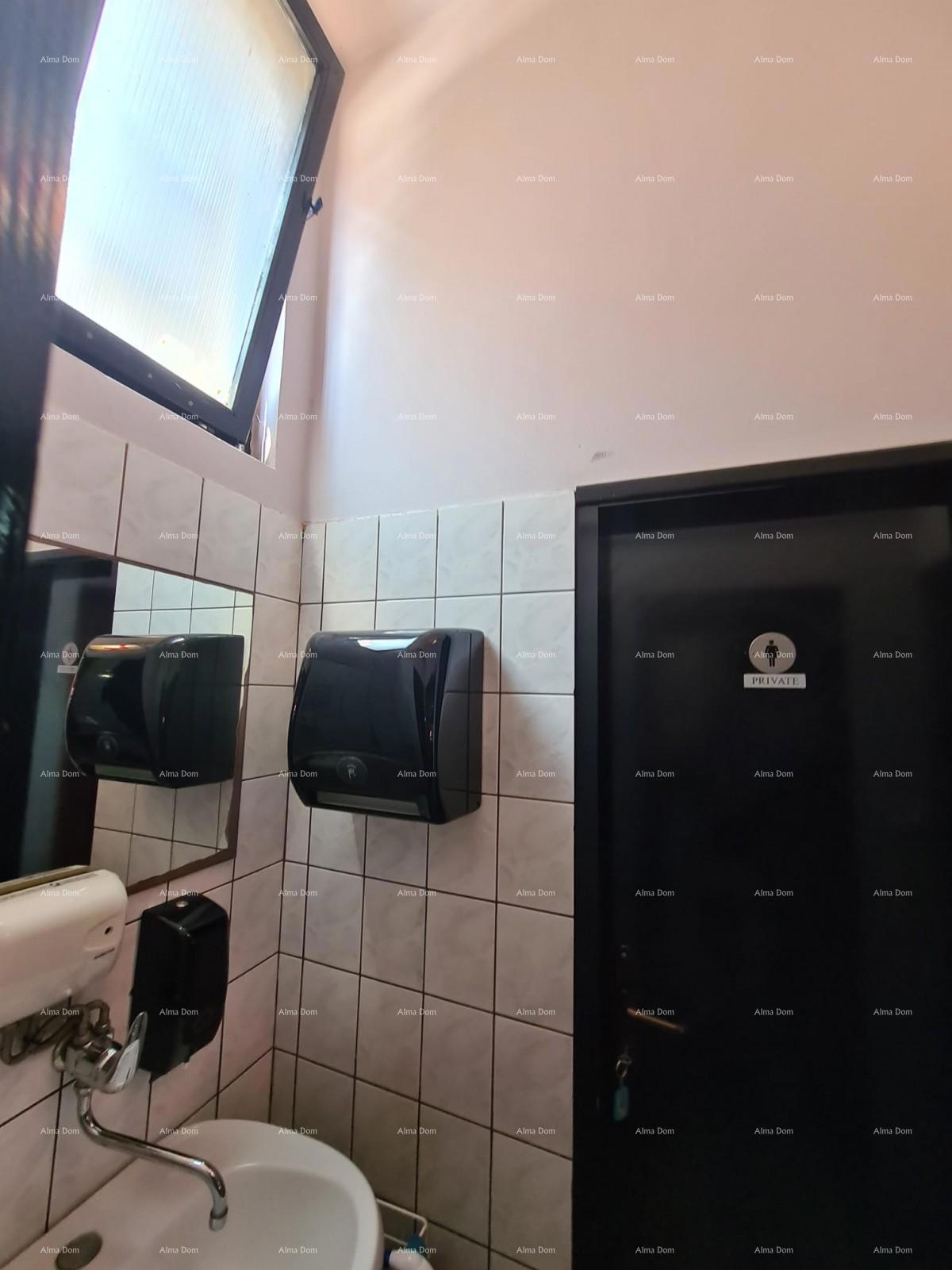 IN VENDITA – SPAZIO COMMERCIALE NEL CENTRO STORICO DI PULA (MERCATO)