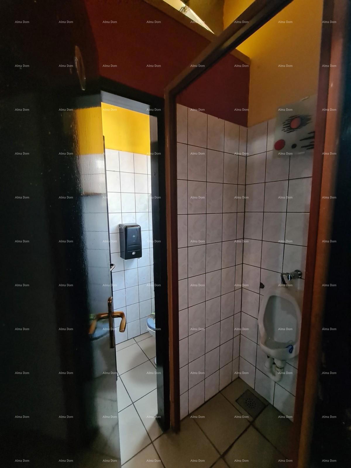 IN VENDITA – SPAZIO COMMERCIALE NEL CENTRO STORICO DI PULA (MERCATO)