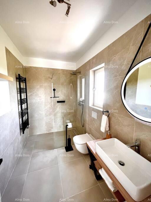 Bella e moderna casa in vendita, Parenzo