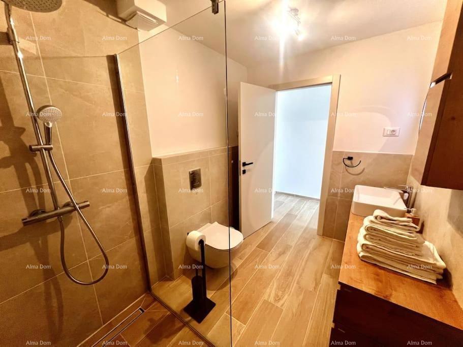 Bella e moderna casa in vendita, Parenzo