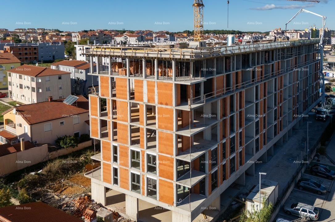 Edificio residenziale moderno con ascensore, vicino al centro. Pula! Appartamento con posto auto e cantina!