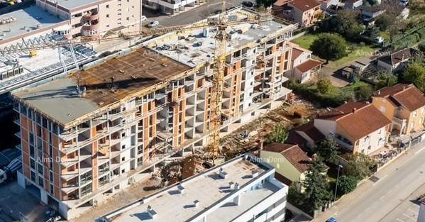 Edificio residenziale moderno con ascensore, vicino al centro. Pula! Appartamento con posto auto e cantina!
