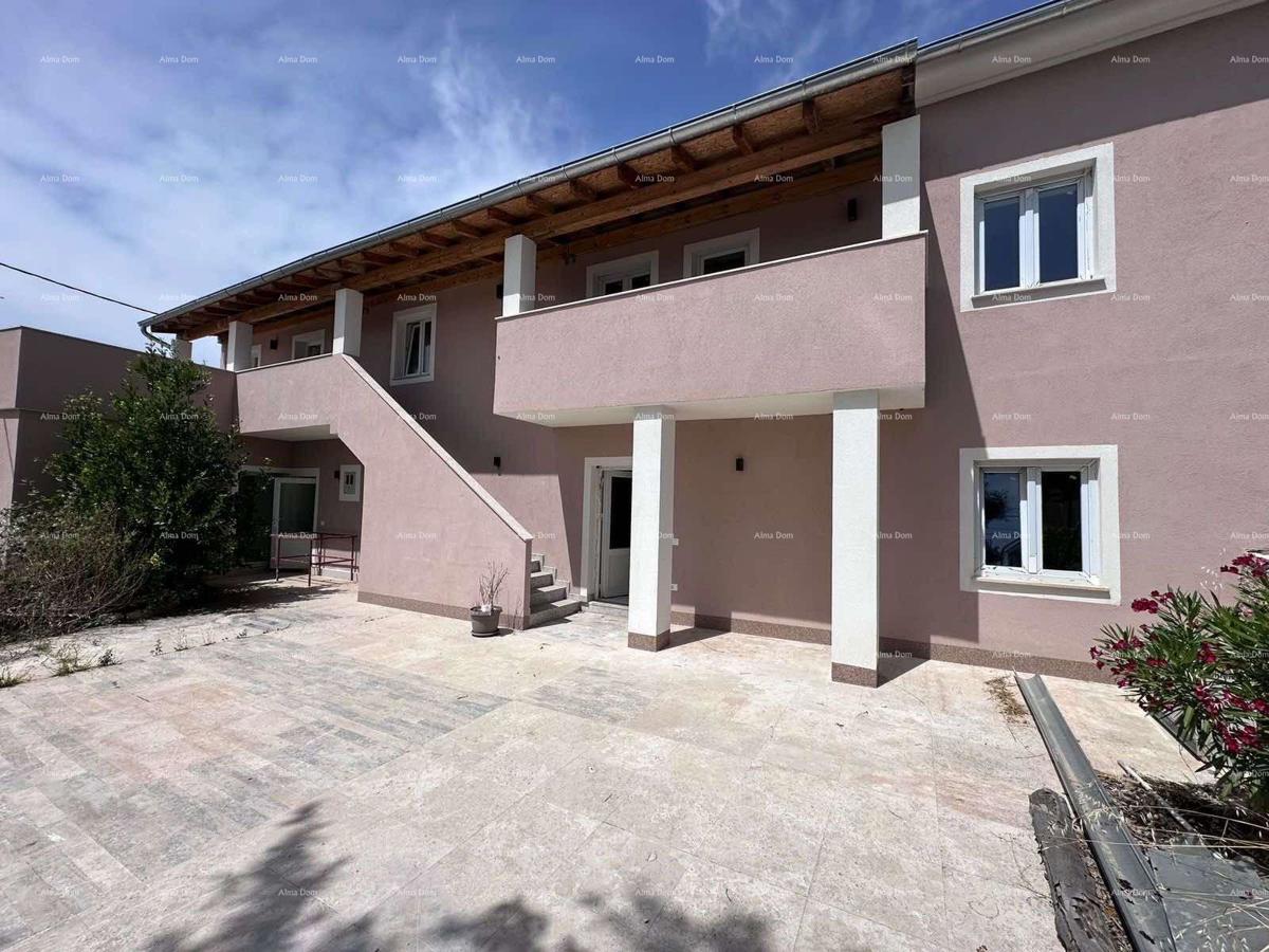 In vendita fantastica casa con tre appartamenti a Medulin!