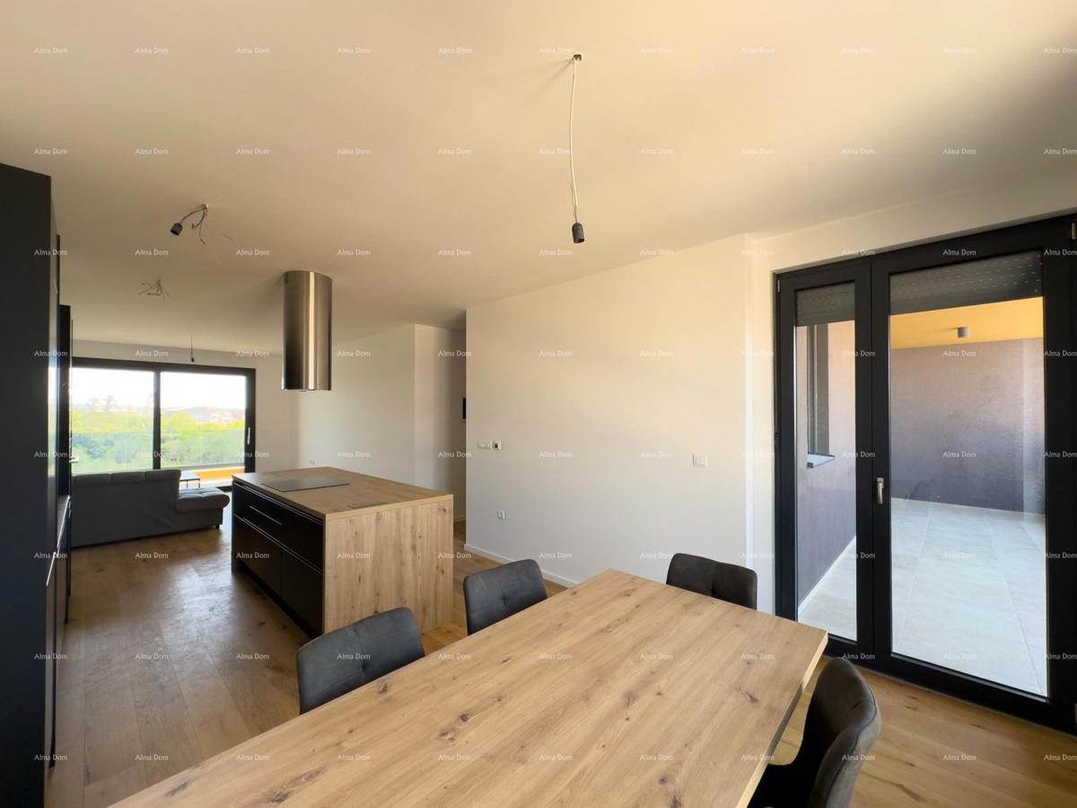 Appartamento spazioso a Pola con tre camere da letto e moderni comfort vicino al centro città