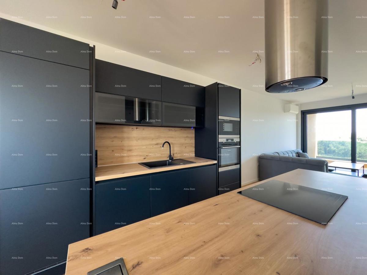 Appartamento spazioso a Pola con tre camere da letto e moderni comfort vicino al centro città