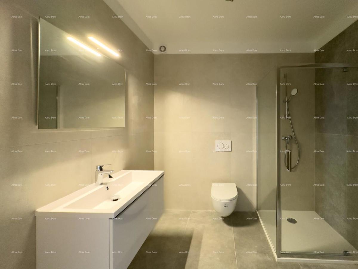 Appartamento spazioso a Pola con tre camere da letto e moderni comfort vicino al centro città