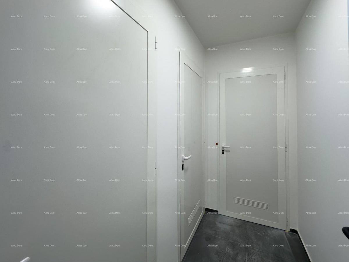 Appartamento spazioso a Pola con tre camere da letto e moderni comfort vicino al centro città