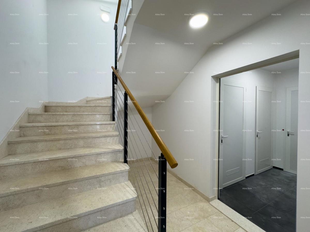 Appartamento spazioso a Pola con tre camere da letto e moderni comfort vicino al centro città