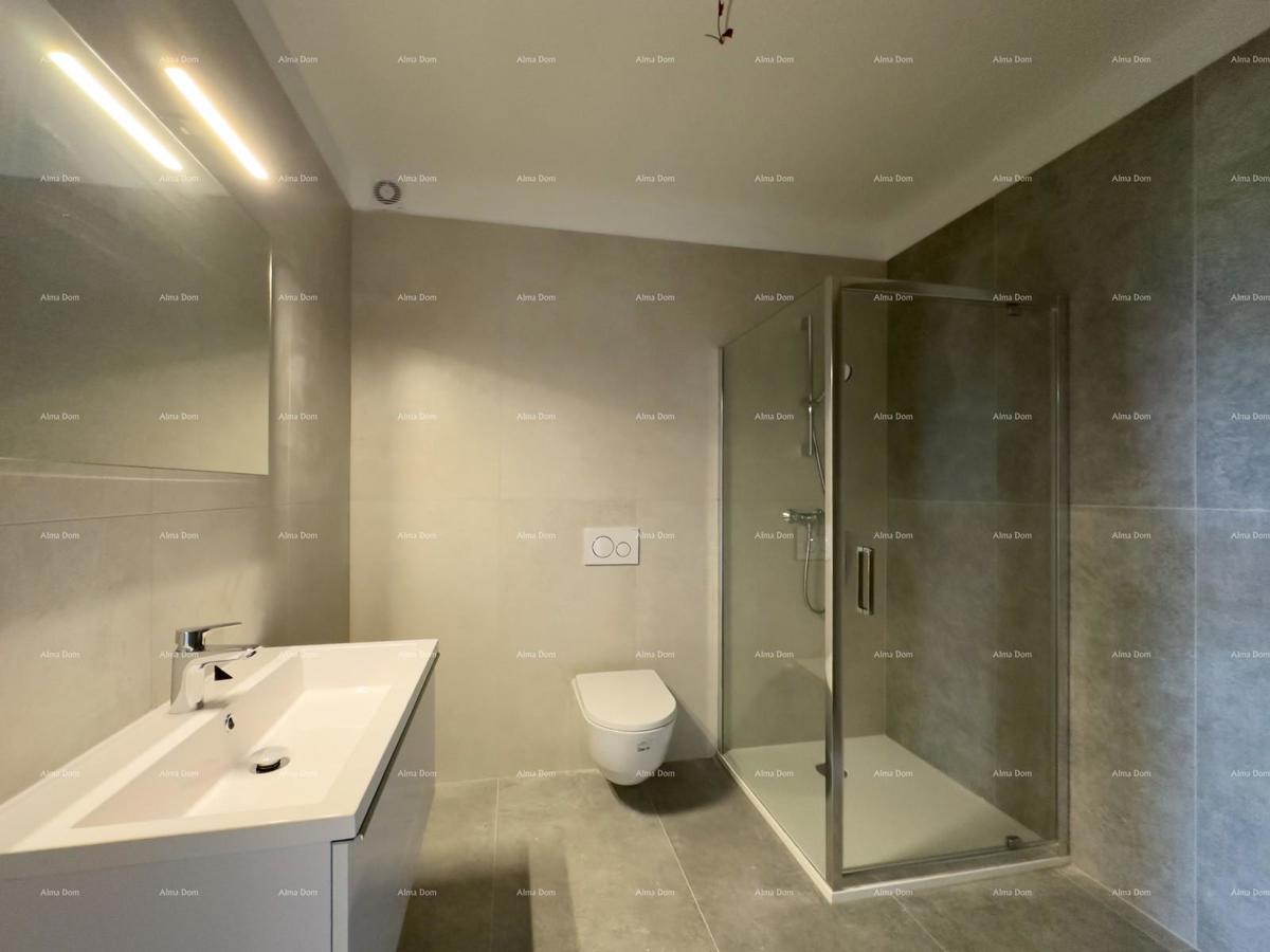 Appartamento spazioso a Pola con tre camere da letto e moderni comfort vicino al centro città